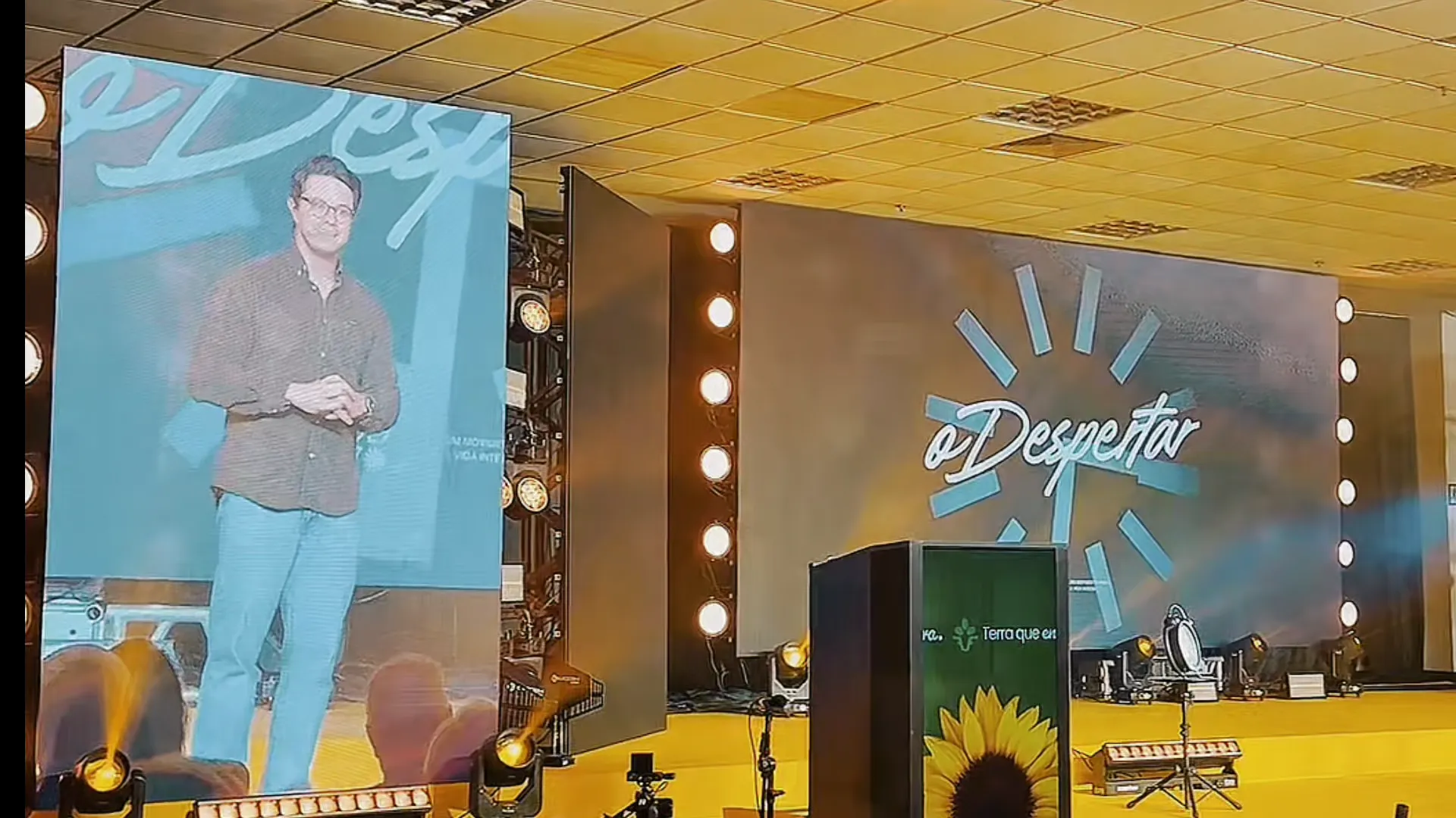 Plateia de um evento corporativo com painel de LED montado pela IDM Eventos